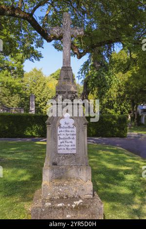 Friedhof unter den Linden, Grabstätte, alter Grabstein, Gedenkstein für Gustav und Pauline Gross, Inschrift, Steinkreuz, Reutlingen, Baden-Wuert Stockfoto