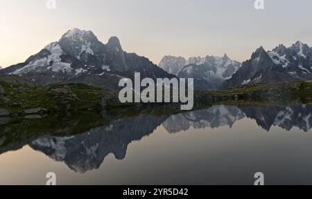 Abenddämmerung am Lacs des Cheserys Bergsee im Naturschutzgebiet Aiguilles Rouges mit Aiguille Verte, Aiguille du Dru und Grandes Jorasses Erbse Stockfoto