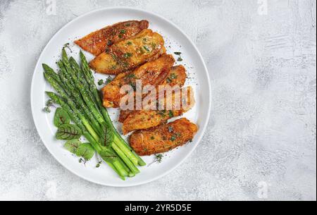 Frittiertes Fischfilet, Tilapia mit Spargel, hausgemacht, keine Leute Stockfoto