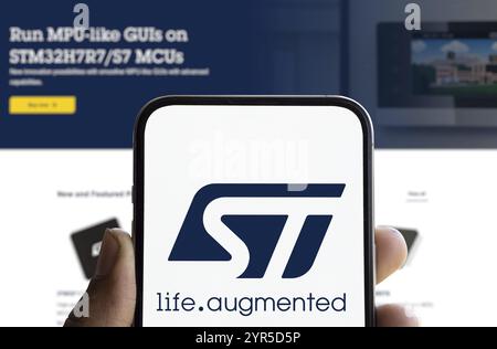 Das STMicroelectronics-Logo wird auf dem Smartphone angezeigt. STMicroelectronics NV ist ein europäisches multinationales Halbleiterherstellungsunternehmen. Stockfoto