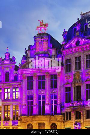 Der erleuchtete goldene Reiter Charles de Lorraine in der gildenhalle L'Arbre d'Or, Gilde der Brauer, Grand-Place, Grote Markt, Brüssel, Belgien, Euro Stockfoto