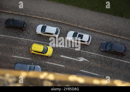 Blick von der Aussichtsplattform der Johanniskirche auf eine asphaltierte Straße mit Autos und einem Fußweg, Magdeburg, Sachsen-Anhalt, Deutschland, Europa Stockfoto