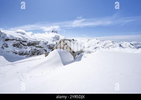 Schneebedeckte Hütte im Winter, Berglandschaft mit Schnee, hinter dem Gipfel Rohrbachstein und Wildhorn, Aufstieg zur Wildstrubelhütte, Berner Alpen, Switzer Stockfoto