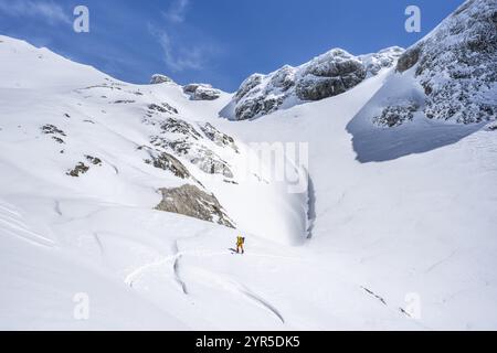 Einsamer Skitourer in Berglandschaft mit Schnee, Aufstieg zur Wildstrubelhütte, Berner Alpen, Schweiz, Europa Stockfoto