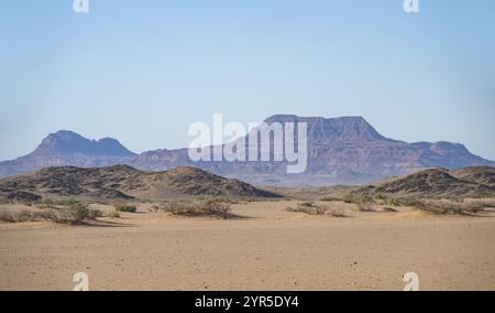 Berge in einer kargen Wüstenlandschaft, Silhouetten gegen das Licht, Damaraland, Kunene, Namibia, Afrika Stockfoto