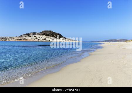 Kristallklares türkisfarbenes Wasser, einsamer Traumstrand im Frühling, Simos Strand, Sarakiniko Strand, Küste, Elafonisos, Hirschinsel, Lakonien, Peloponnes Stockfoto