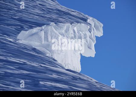 Nahaufnahme eines Schneegesims unter klarem blauen Himmel, Gemmipass, Plattenhoerner, Leukerbad, Leuk, Wallis, Schweiz, Europa Stockfoto