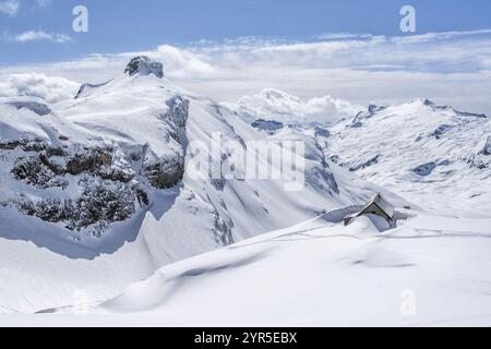 Schneebedeckte Hütte im Winter, Berglandschaft mit Schnee, hinter dem Gipfel Rohrbachstein und Wildhorn, Aufstieg zur Wildstrubelhütte, Berner Alpen, Switzer Stockfoto