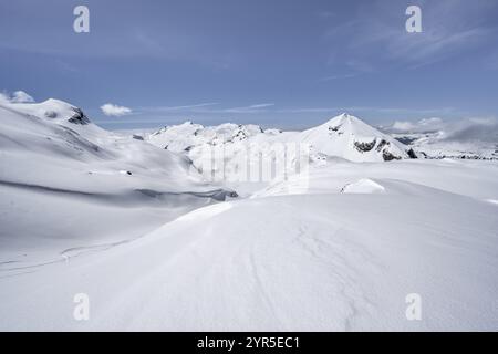 Berglandschaft mit Schnee, Gipfel Mittaghorn und Wildhorn, Aufstieg zur Wildstrubelhütte, Berner Alpen, Schweiz, Europa Stockfoto