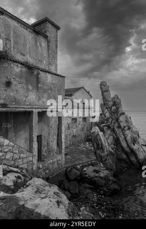 Verlorener Ort, verlassenes Gebäude am Meer unter dramatischen Wolken, schwarz-weiß, Trpanj, Peljesac, Neretva, Kroatien, Europa Stockfoto