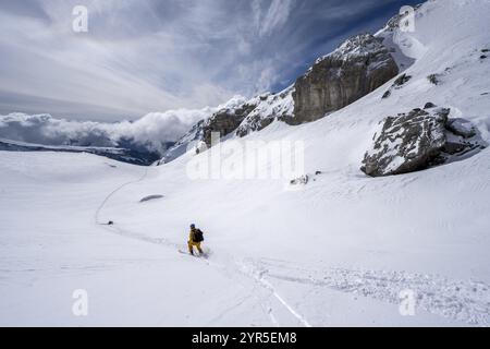 Skitouren im Neuschnee, Berglandschaft im Winter, Berner Alpen, Schweiz, Europa Stockfoto