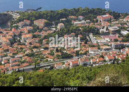 Blick aus einem hohen Winkel auf die Häuser und Villen mit braunen und weißen Zierelementen und die Dächer mit traditionellen Terrakottatziegeln, die vom Mount SRD im Spätsommer stammen, Dubrovnik, Stockfoto