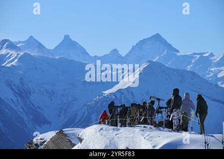 Fotografen fotografieren Bartgeier in der Winterlandschaft, Gemmipass, Leukerbad, Leuk, Wallis, Schweiz, Europa Stockfoto