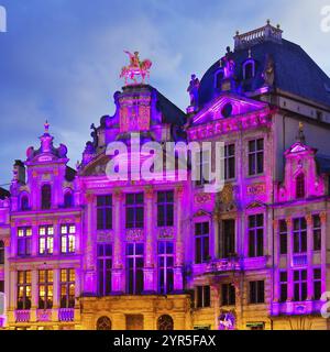 Der erleuchtete goldene Reiter Charles de Lorraine in der gildenhalle L'Arbre d'Or, Gilde der Brauer, Grand-Place, Grote Markt, Brüssel, Belgien, Euro Stockfoto