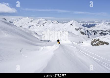 Einsamer Skitourer in schneebedeckter Berglandschaft, hinter Gipfel Mittaghorn und Wildhorn, Aufstieg zur Wildstrubelhütte, Berner Alpen, Schweiz, Europa Stockfoto