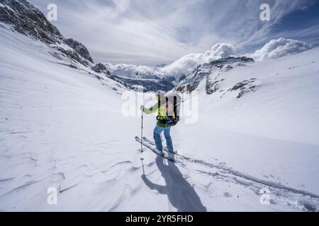 Skitouren im Neuschnee, Berner Alpen, Schweiz, Europa Stockfoto