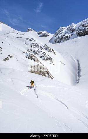 Einsamer Skitourer in Berglandschaft mit Schnee, Aufstieg zur Wildstrubelhütte, Berner Alpen, Schweiz, Europa Stockfoto