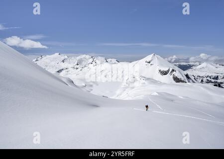 Einsamer Skitourer in Berglandschaft mit Schnee, Gipfel Mittaghorn und Wildhorn, Aufstieg zur Wildstrubelhütte, Berner Alpen, Schweiz, Europa Stockfoto