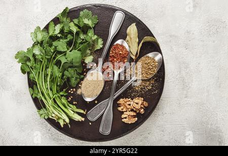 Georgische Gewürze in Löffeln, auf Ketsi, Blick von oben, keine Leute Stockfoto