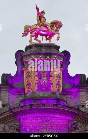 Der erleuchtete goldene Reiter Charles de Lorraine in der gildenhalle L'Arbre d'Or, Gilde der Brauer, Grand-Place, Grote Markt, Brüssel, Belgien, Euro Stockfoto