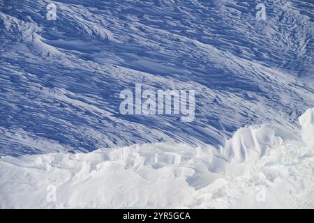 Schneebedeckte Landschaft mit Eis- und Blautönen, beeindruckender Textur und natürlicher Kälte, Schneesimsen, Gemmipass, Plattenhoerner, Leukerbad, L Stockfoto