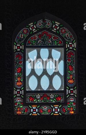 Istanbul, Turkiye: Nahaufnahme des Fensters mit farbenfrohen, floralen Buntglasscheiben im Topkapi-Palast, Türkei. Stockfoto