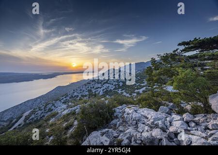 Blick auf das Meer und die Berge bei Sonnenuntergang, Pag, Zadar, Kroatien, Europa Stockfoto