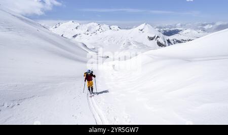 Skitourer in schneebedeckter Berglandschaft, hinter Gipfel Mittaghorn und Wildhorn, Aufstieg zur Wildstrubelhütte, Berner Alpen, Schweiz, Europa Stockfoto