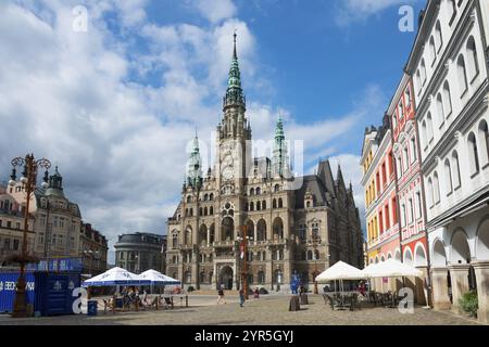 Historisches Rathaus im gotischen Stil auf einem belebten Platz mit bunten Gebäuden, Rathaus, Liberec, Reichenberg, Böhmen, Tschechische Republik, Europa Stockfoto