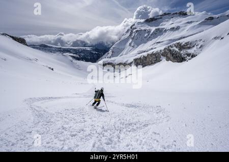 Skitouren im Neuschnee, Berglandschaft im Winter, Berner Alpen, Schweiz, Europa Stockfoto