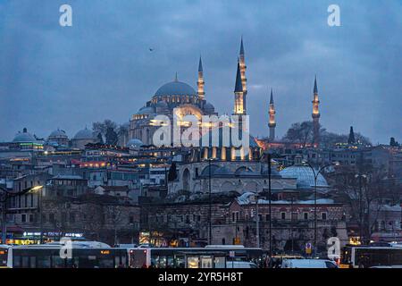 Suleymaniye-Moschee am Goldenen Horn in Istanbul, Türkei, Blick bei dramatischem Sonnenaufgangslicht. Die Suleymaniye-Moschee ist die größte Moschee in Istanbul. Stockfoto