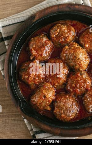 Hackfleischbällchen, in Tomatensauce, in einer gusseisernen Pfanne, hausgemacht, keine Leute Stockfoto