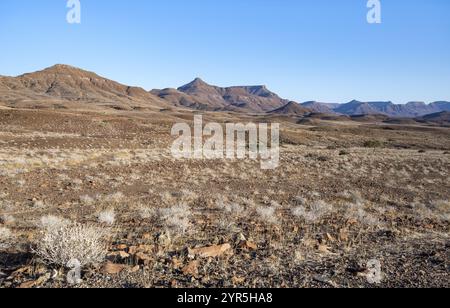 Berge in einer kargen Wüstenlandschaft, Damaraland, Kunene, Namibia, Afrika Stockfoto