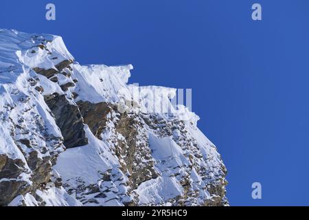 Schneebedeckter Berggipfel mit schneebedeckten Gesimsen unter klarem blauem Himmel, Gemmipass, Plattenhoerner, Leukerbad, Leuk, Wallis, Schweiz, Europa Stockfoto