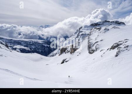 Einsamer Skitourenreisender im Neuschnee, Berglandschaft im Winter, Berner Alpen, Schweiz, Europa Stockfoto