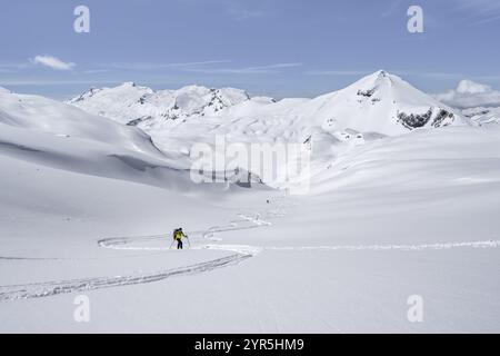 Einsamer Skitourer in Berglandschaft mit Schnee, Gipfel Mittaghorn und Wildhorn, Aufstieg zur Wildstrubelhütte, Berner Alpen, Schweiz, Europa Stockfoto