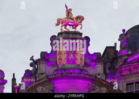 Der erleuchtete goldene Reiter Charles de Lorraine in der gildenhalle L'Arbre d'Or, Gilde der Brauer, Grand-Place, Grote Markt, Brüssel, Belgien, Euro Stockfoto