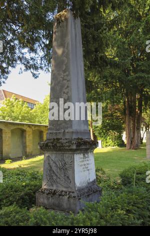 Friedhof unter den Linden, Grabstätte, alter Grabstein, Obelisk, Gedenkstein für Conrad Gminder, Reutlingen, Baden-Württemberg, Deutschland, Europa Stockfoto