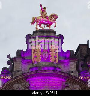 Der erleuchtete goldene Reiter Charles de Lorraine in der gildenhalle L'Arbre d'Or, Gilde der Brauer, Grand-Place, Grote Markt, Brüssel, Belgien, Euro Stockfoto