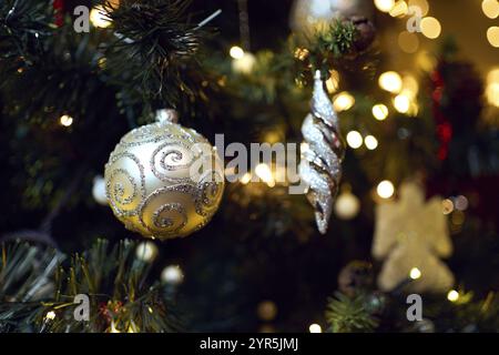 Nahaufnahme der Weihnachtskugeln. Weihnachtskomposition mit Tannenbaum. Vintage-Dekoration Stockfoto