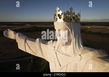 SWIEBODZIN, POLEN - 11. JULI 2022: 36 m hohe Figur von Jesus Christus, dem König des Universums Stockfoto