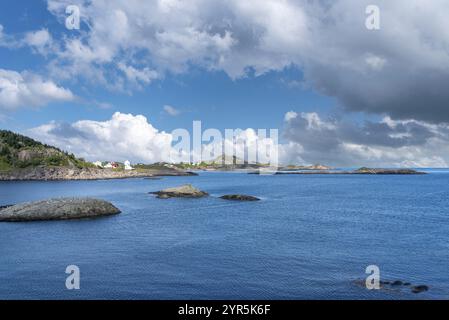 Landschaft am Vestfjord mit Blick von A zu den Dörfern Tind und Sorvagen, A i Lofoten, Moskenesoy, Lofoten, Norwegen, Europa Stockfoto