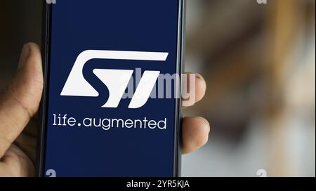 Das STMicroelectronics-Logo wird auf dem Smartphone angezeigt. STMicroelectronics NV ist ein europäisches multinationales Halbleiterherstellungsunternehmen. Stockfoto