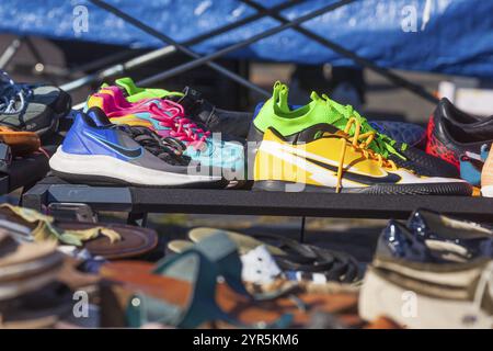 Farbenfrohe Turnschuhe auf einem Flohmarkt, Deutschland, Europa Stockfoto