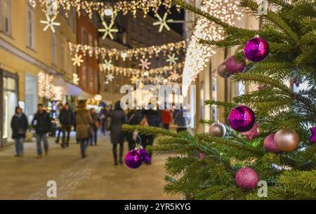 Schöne Weihnachtsdekoration an der Herrengasse, nachts, im Stadtzentrum von Graz, Steiermark, Österreich, Europa Stockfoto