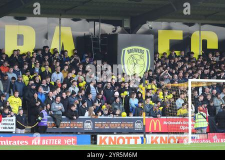 Burton Upon Trent, Großbritannien, 1. Dezember 2024. Burton Albions Anhänger während des Spiels zwischen Burton Albion und Tamworth. FA Cup zweite Runde (Gutschrift: Stockfoto