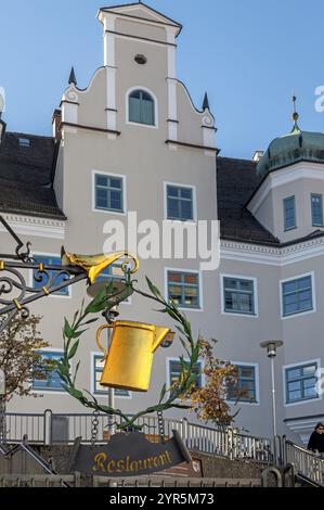 Schmiedeeisernes Nasenschild, Schalander Restaurant, Schloessle im Hintergrund, Kempten, Allgaeu, Bayern, Deutschland, Europa Stockfoto