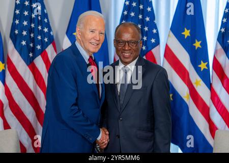 Espargos, Kap Verde. Dezember 2024. US-Präsident Joe Biden, links, schüttelt die Hand mit dem Premierminister von Kap Verde Ulisses Correia e Silva, rechts, während eines bilateralen Treffens im Safepoint Terminal am Amílcar Cabral International Airport am 2. Dezember 2024 in Espargos, Sal Island, Kap Verde. Quelle: Adam Schultz/White House Photo/Alamy Live News Stockfoto