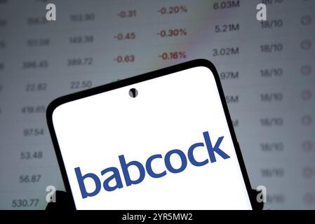 Das Babcock-Logo wird auf dem Smartphone angezeigt. Babcock International Group plc ist ein britisches Unternehmen für Luft- und Raumfahrt, Verteidigung und Nukleartechnik. Stockfoto