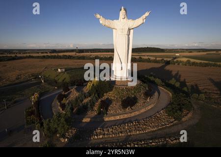 SWIEBODZIN, POLEN - 11. JULI 2022: 36 m hohe Figur von Jesus Christus, dem König des Universums Stockfoto